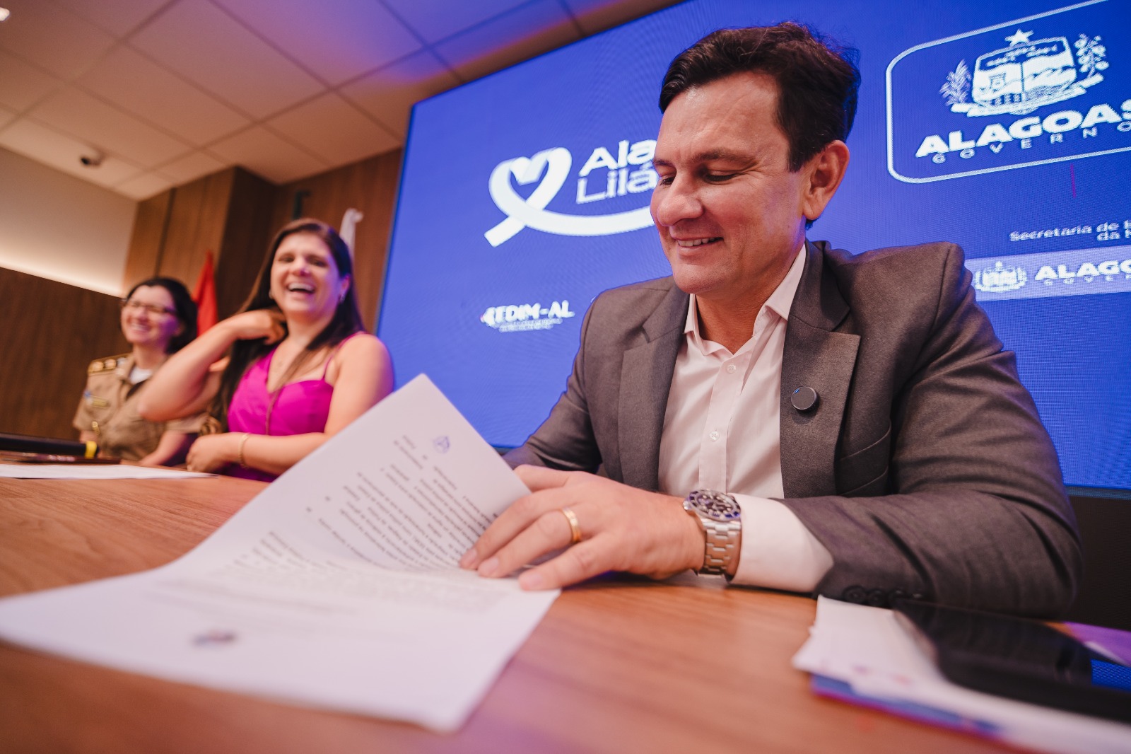 Prefeito Marcelo Beltrão amplia políticas públicas para as mulheres e adere ao Alagoas Lilás